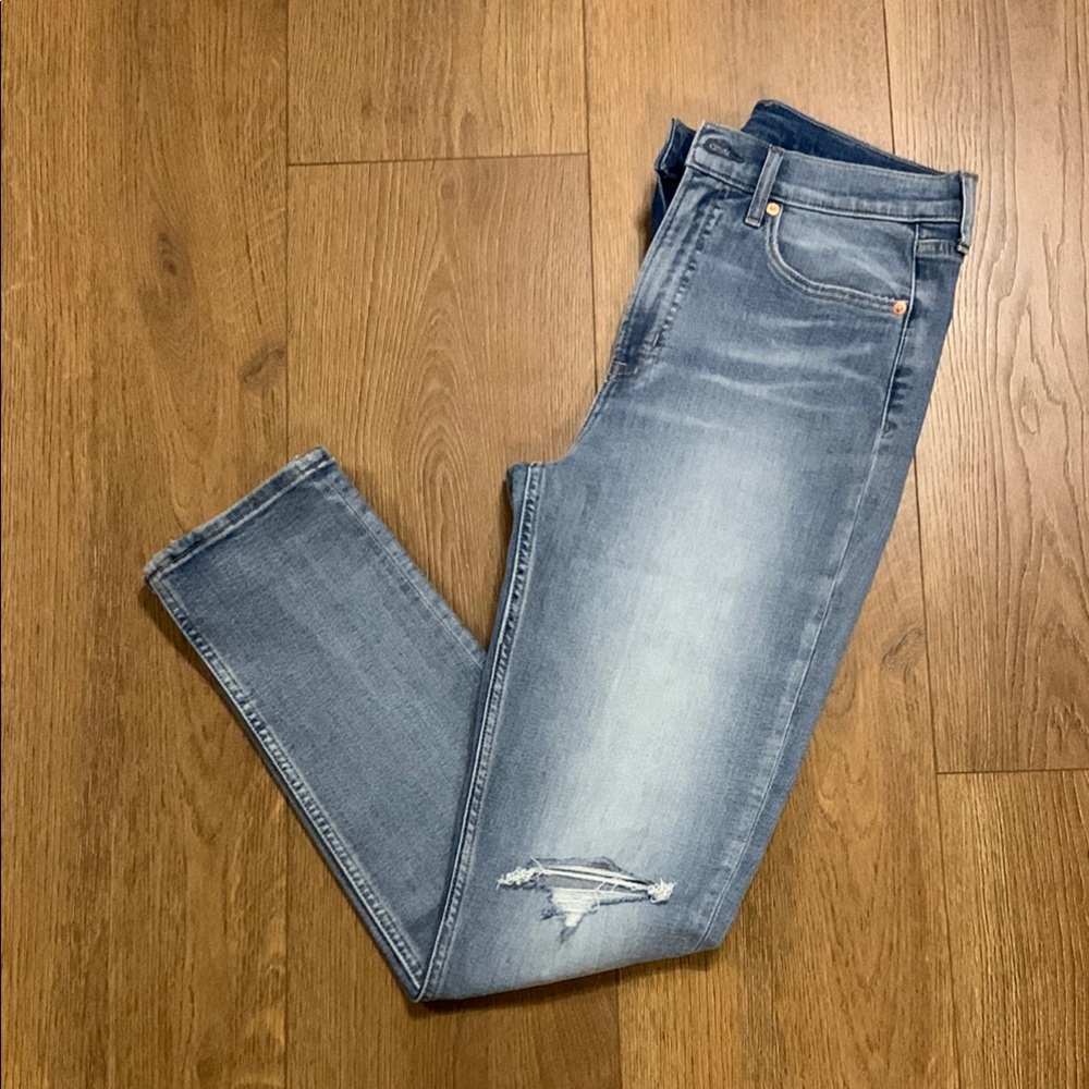 Distressed Light Wash Jeans - Picture 5 of 5